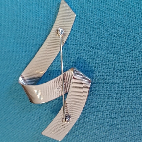 Vintage signed Monet Silver Tone Ribbon, Zig Zag Brooch - Picture 4 of 10